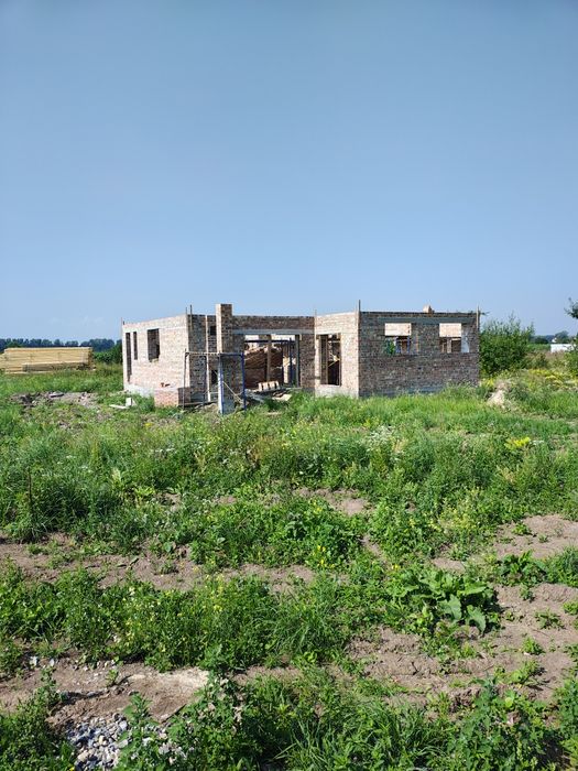 Одноповерховий будинок з великим подвір'ям у передмісті