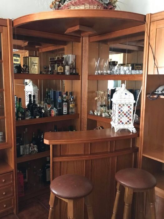 Bar em madeira com 2 bancos