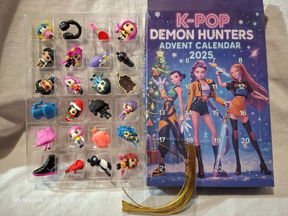 Кейпоп охотницы на демонов адвент календарь фигурки брелки 24 шт. Руми