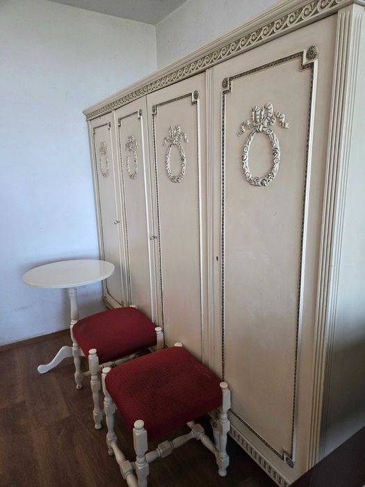 Kremowa Drewniana Szafa Bieliźniarka dodatkowo 2 pufy oraz stolik z tego samego okresu