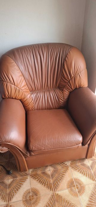 Sofá cama e poltronas em pele