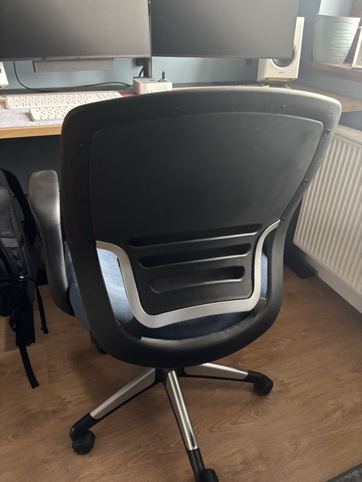 biurko Ikea besta + krzesło obrotowe granatowe Agata meble