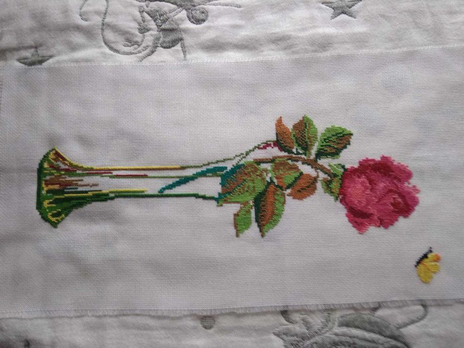 троянда у вазі вишивка