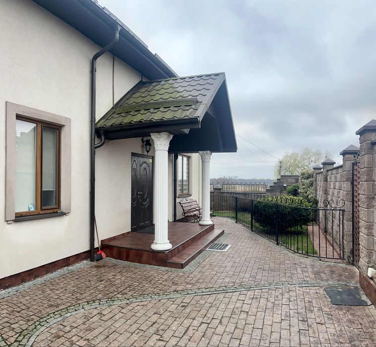 Продаж будинку з ремонтом на околиці міста