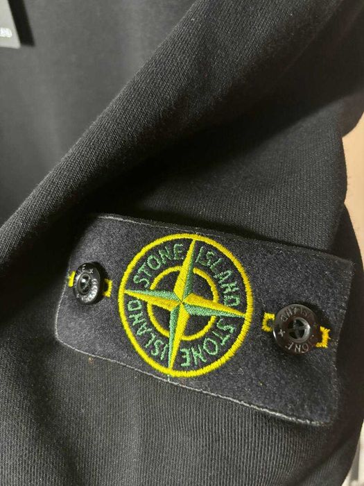 Sweatshirt with patch