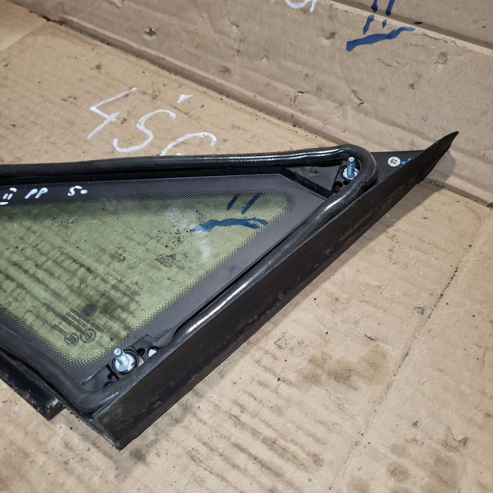 Szyba boczna drzwi trójkąt przód prawa vw Touran II 2011r