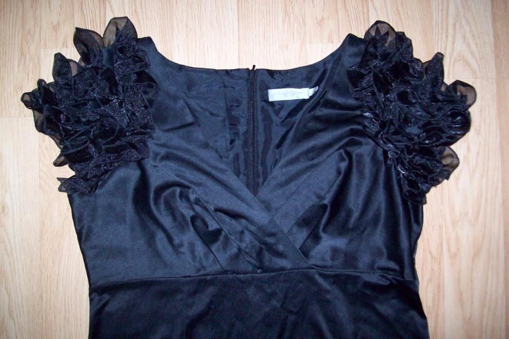 Czarna sukienka/tunika z ozdobnym rękawem