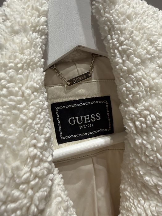 Zimowy płaszcz Guess