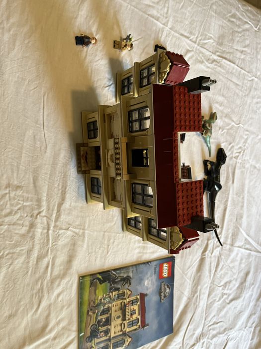 LEGO Jurassic World 75930 – Atak Indoraptora na posiadłość Lockwoodów