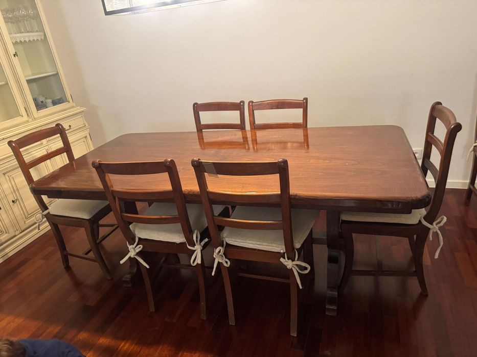 Conjunto mesa de jantar + 8 cadeiras madeira maciça