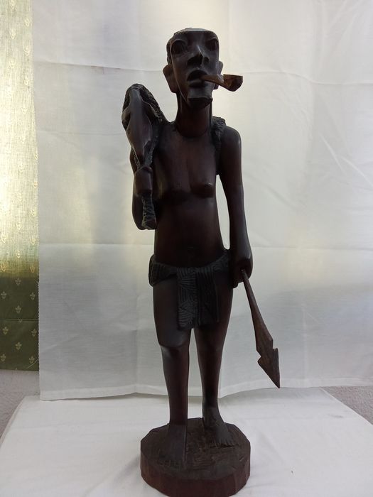 Estatueta em arte Africana, em madeira esculpida á mão.