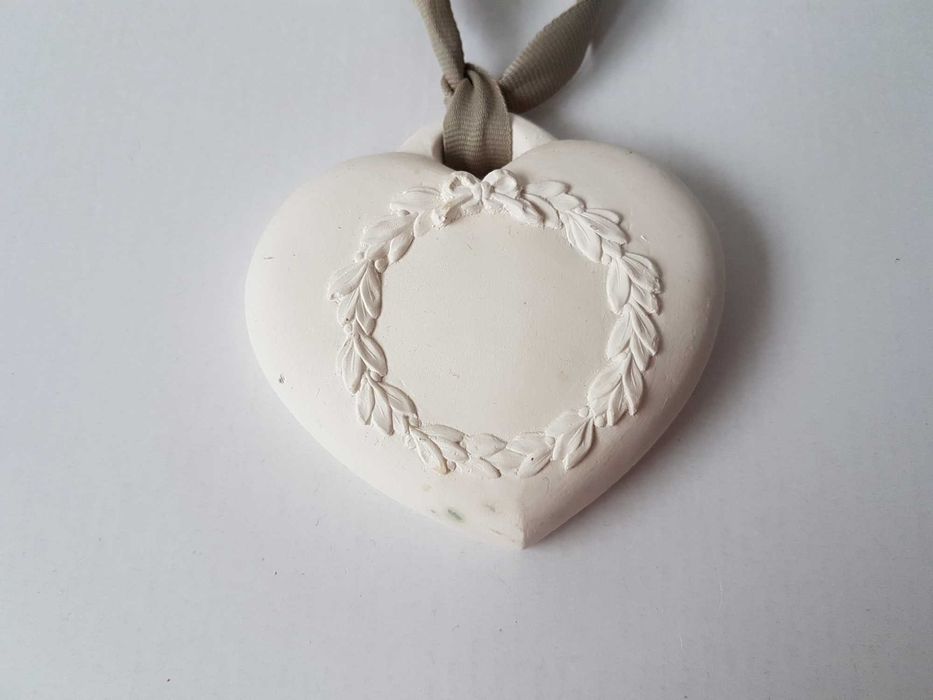 Gipsowa ozdobna zawieszka białe serce z wieńcem 8x8,5cm