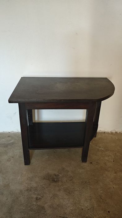 Desocupar! Mesa de canto para televisão