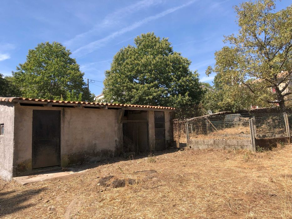 Moradia V6 com terreno para exploração