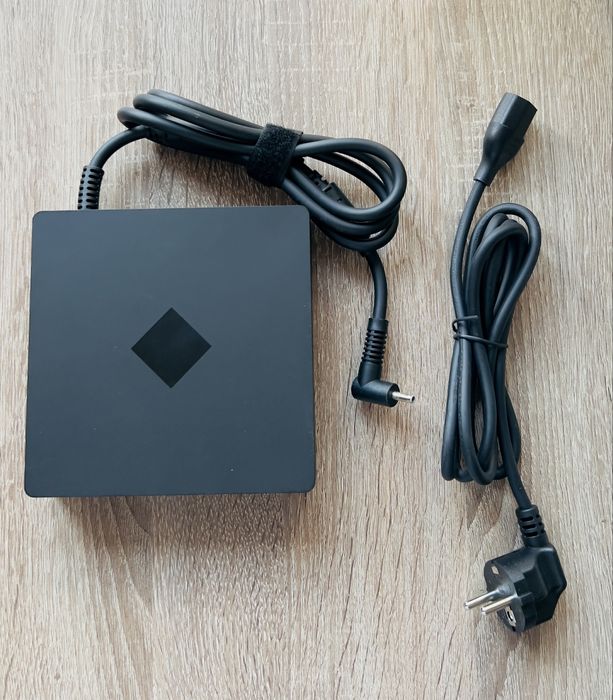 блок живлення для ноутбуків HP Omen потужністю 330 Вт.