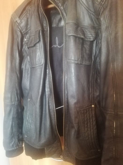 Blusão em pele, em perfeitas condições. Preto