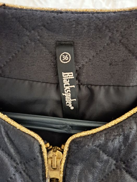 Casaco semipele s preto e dourado