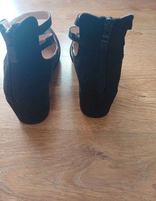 Czarne buty na obcasie