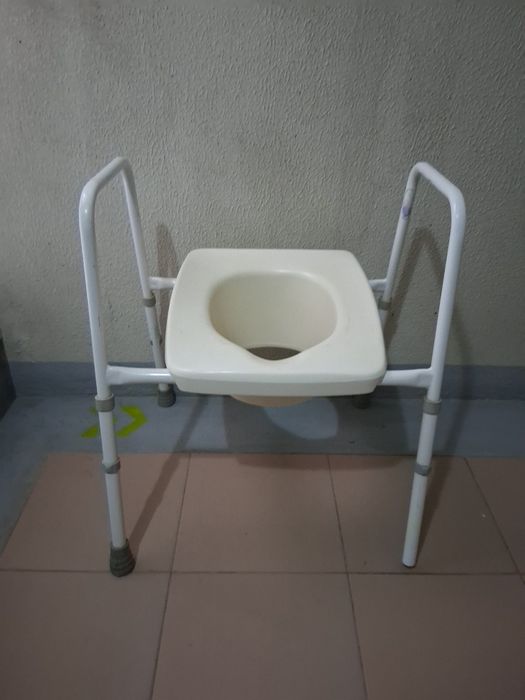 Cadeira Sanitárita/Banho 3 em 1 / 3-in-1 Toilet/Shower Chair