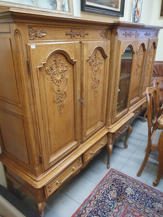 Stylowy komplet drewnianych mebli do salonu w stylu Ludwika