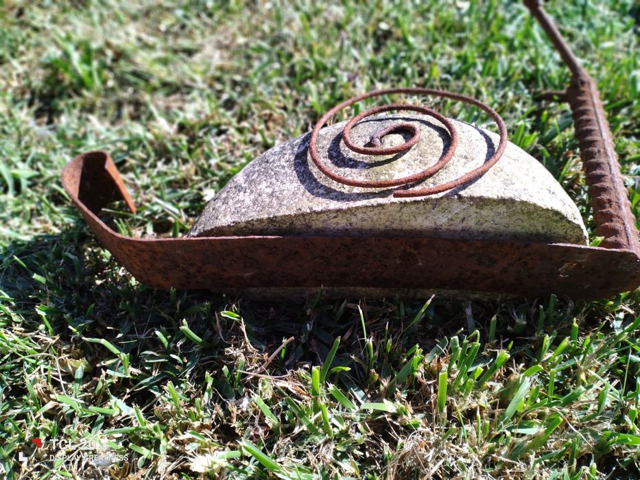 Caracol artesanal em pedra e ferro