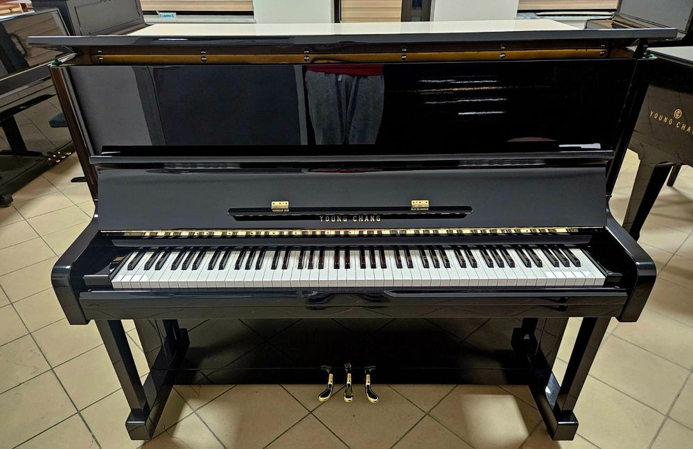Pianino Young Chang 121cm czarne na wysoki połysk  Stan  perfekcyjny