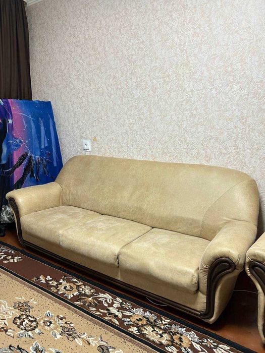 Продається м'яка частина.Світла м'яка частина - складається з дивану та крісла(не розкладається),
За деталями телефонуйтена у вітальню