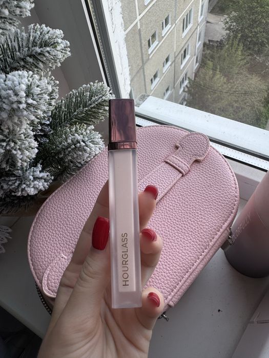 Hourglass concealer