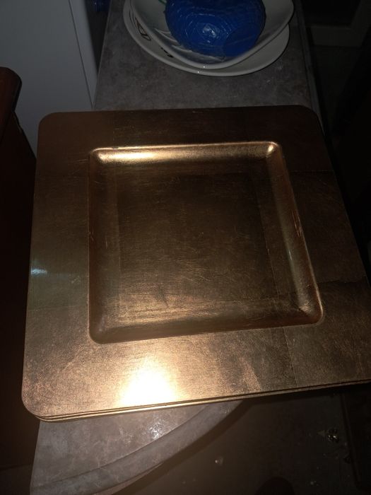 Seis pratos grandes quadrados