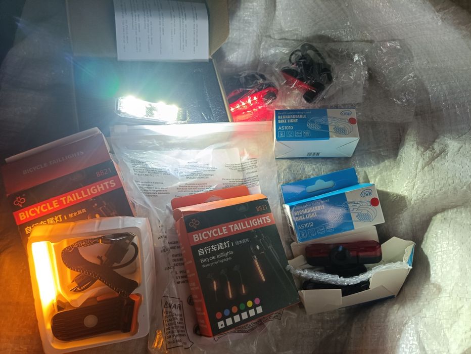 Задние стопы акамуляторные.и передний металлический мощный фонарь.ново