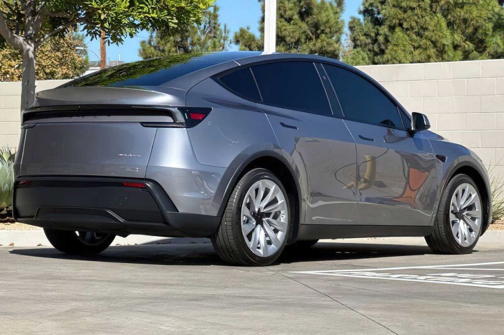 Tesla Model Y      2026