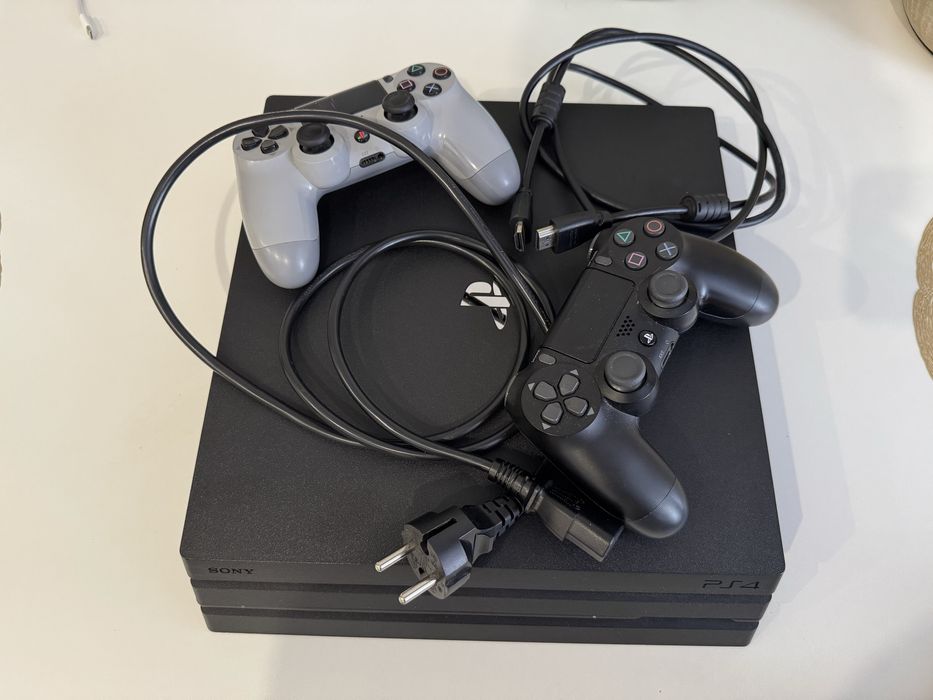 Продам PS 4 Pro 1TB + 2 геймпади