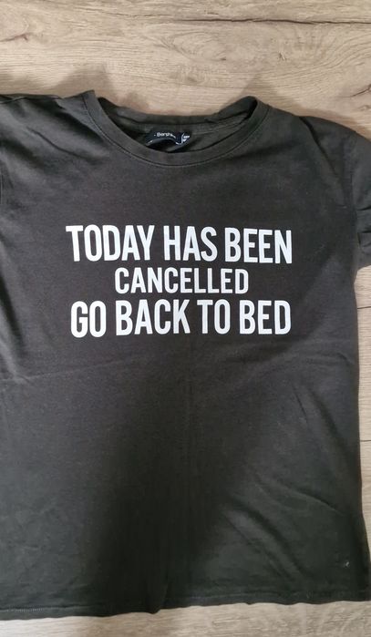 Czarna koszulka Bershka z napisem – bawełna, rozmiar XS