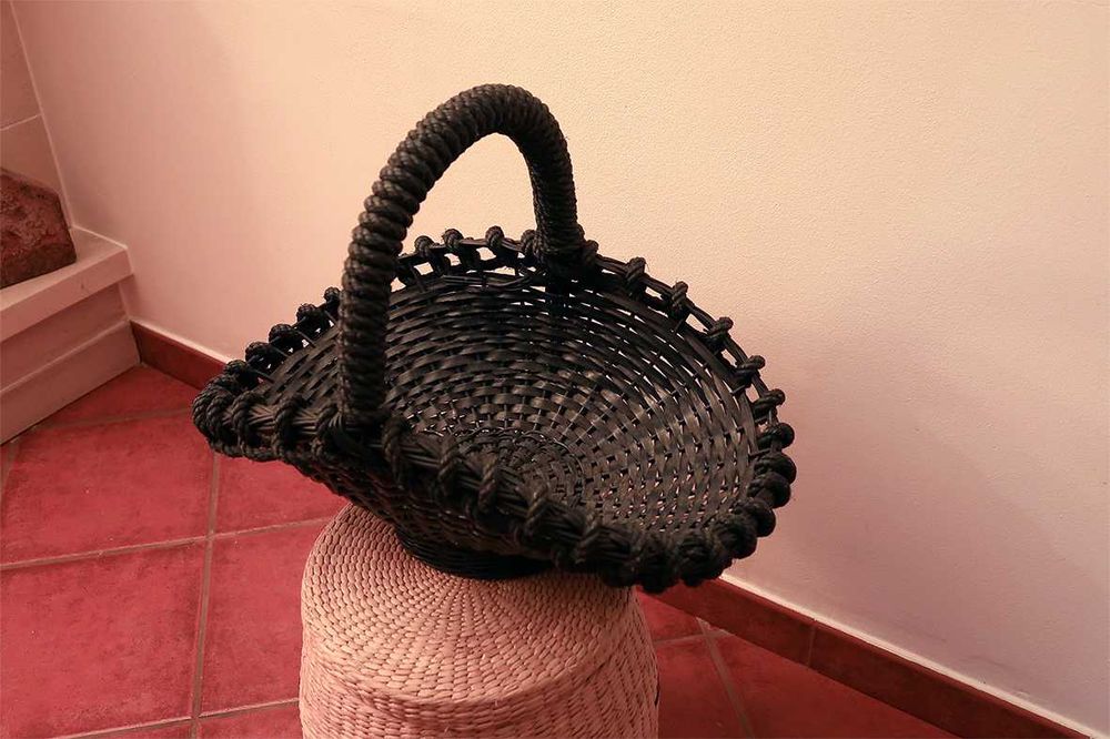 Cesto em palha e corda artesanal