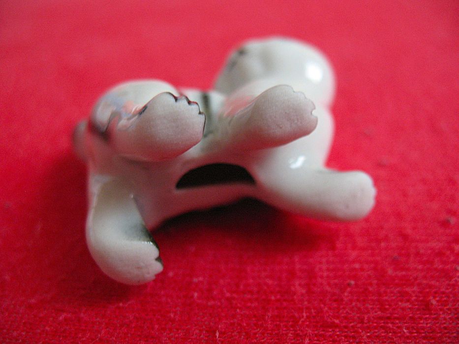 Kot - pręgowany kotek - porcelana - 3,5 x 4 x 2 cm Miniaturka