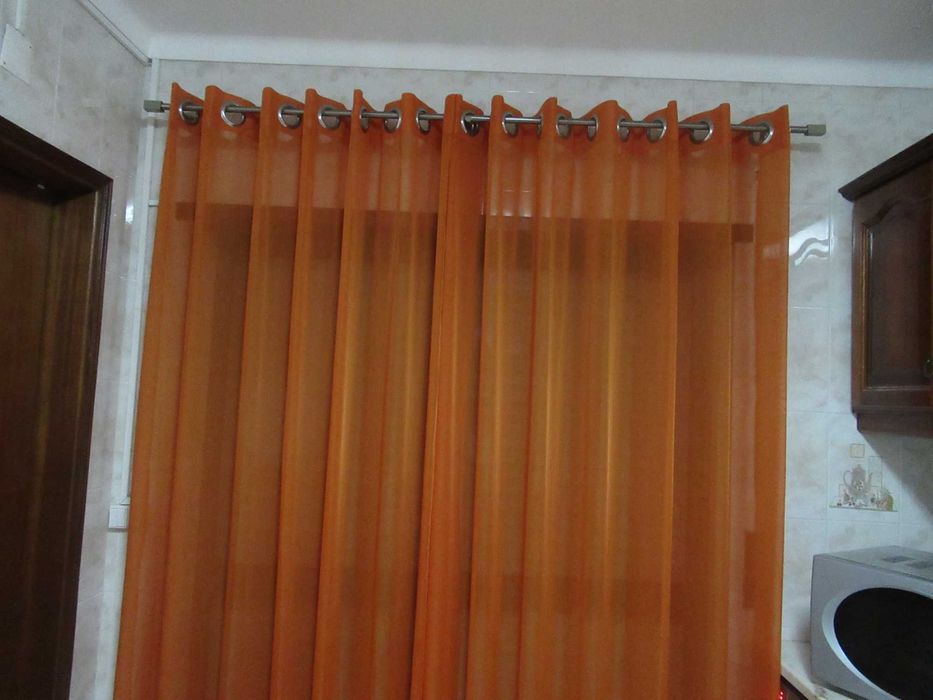 cortinado laranja com varão