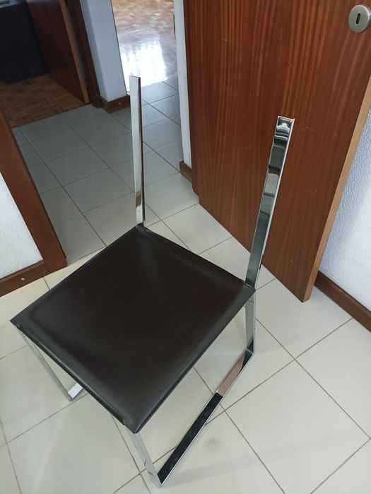 Mesa e seis cadeiras modelo e material italiano italiano