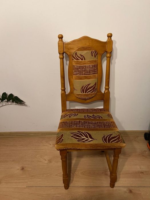 Stół, 8 krzeseł i wersalka