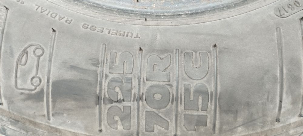 Продам дві шини 225/75 R15 С