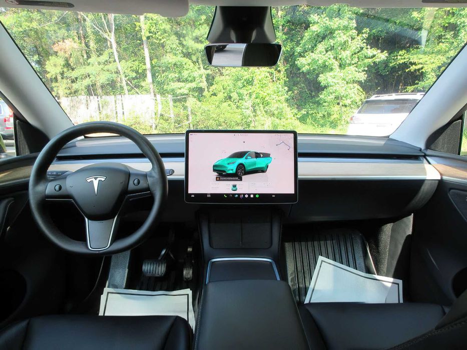 Tesla Model Y Long Range      2025
