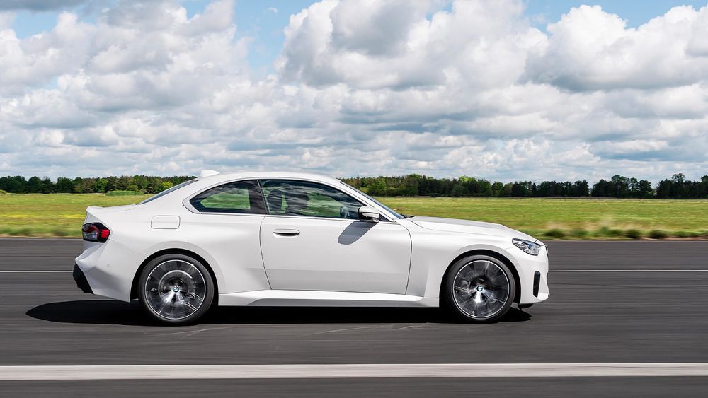 Białe BMW Seria 2 prawy bok