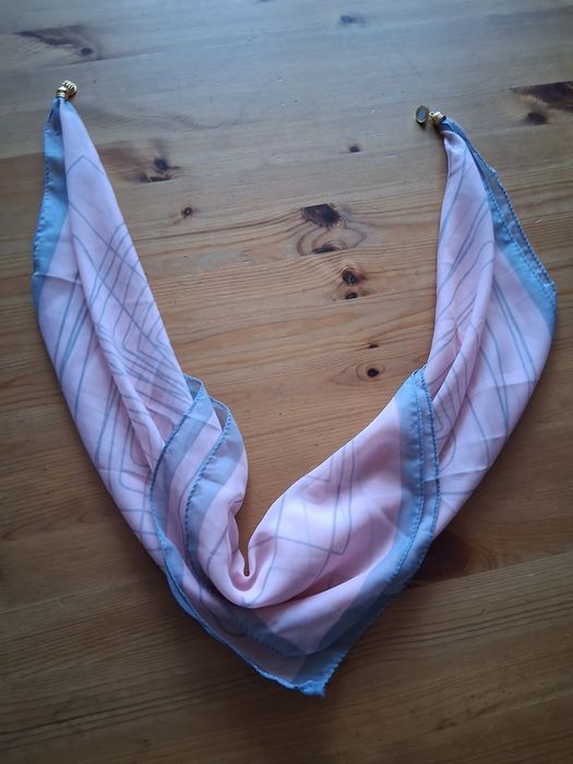 Stylowy i praktyczny szal