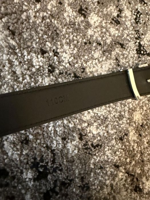 Pasek srebrnego koloru