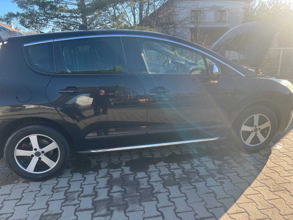 Продається гарний та економний  сімейний Пежо 3008