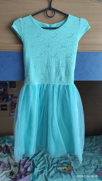 Продам нарядное платье на девочку.