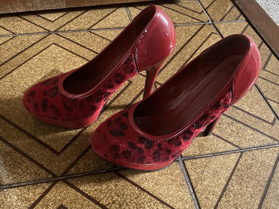 Sapatos vermelhos 38