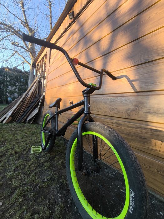 Rower BMX na skate park