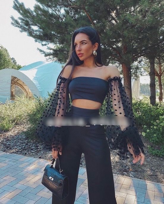 Черный костюм горох