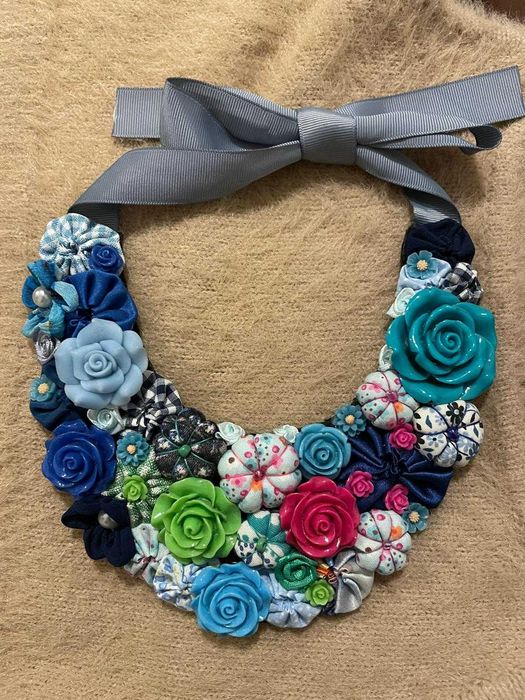 Colar azul feito à mão