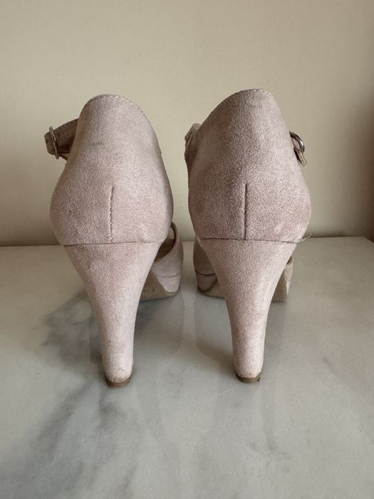Sapatos salto alto